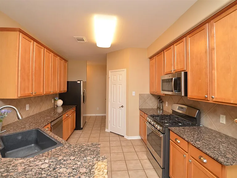2911 Meadowglen Cv — Photo 12