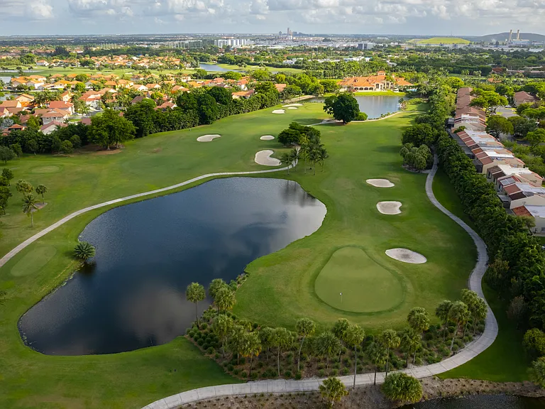 Valencia at Doral — Photo 41