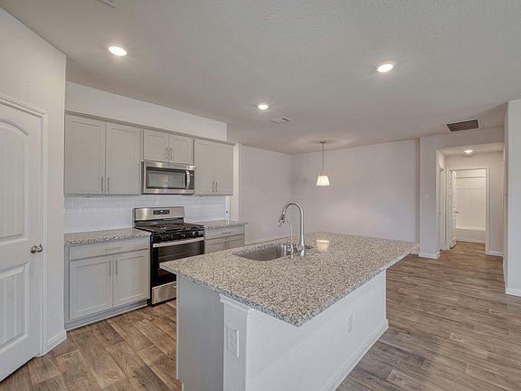 4th image of 148 Medinah Ln