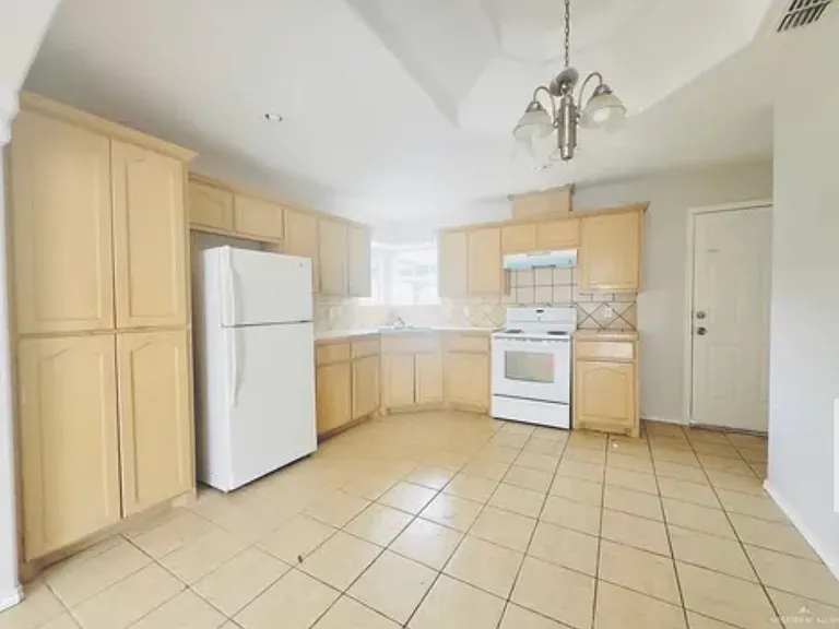 2208 W Candlelight Ln — Photo 3