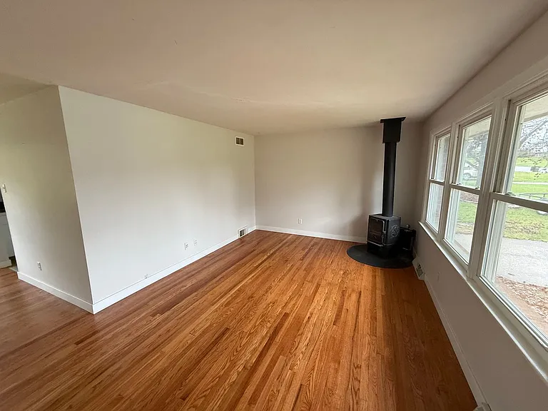 211 Bourn Ave — Photo 4