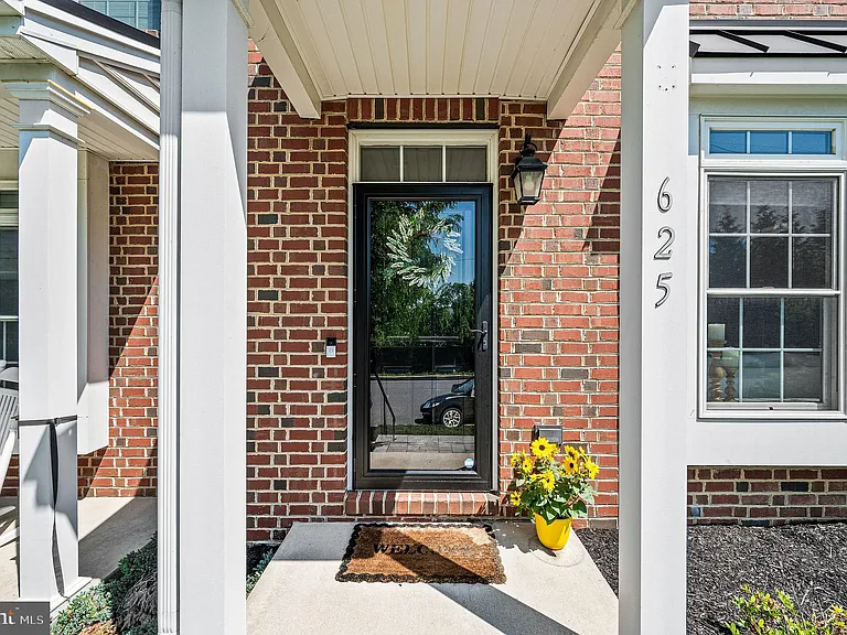 625 W Mulberry St — Photo 2