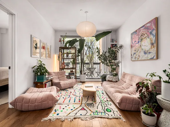 982 Willoughby Avenue image 1 of 10