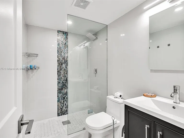 1630 SW 4th Ave #1 — Photo 3