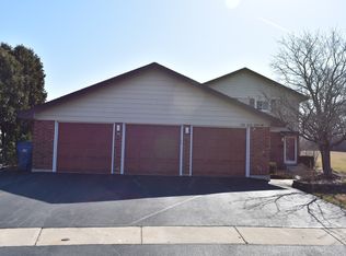 131 Morningside Dr, Roselle, IL 60172