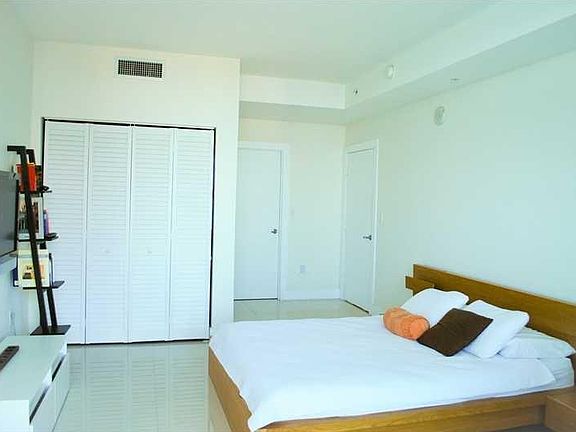3rd image of 1900 N Bayshore Dr APT 2214
