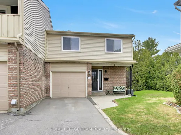30 Black Forest Ln #D, Ottawa, ON K2H 5C8