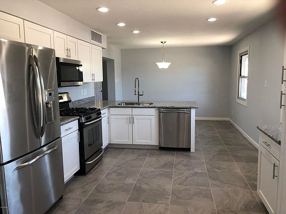 4th image of 2528 N 48th Ln