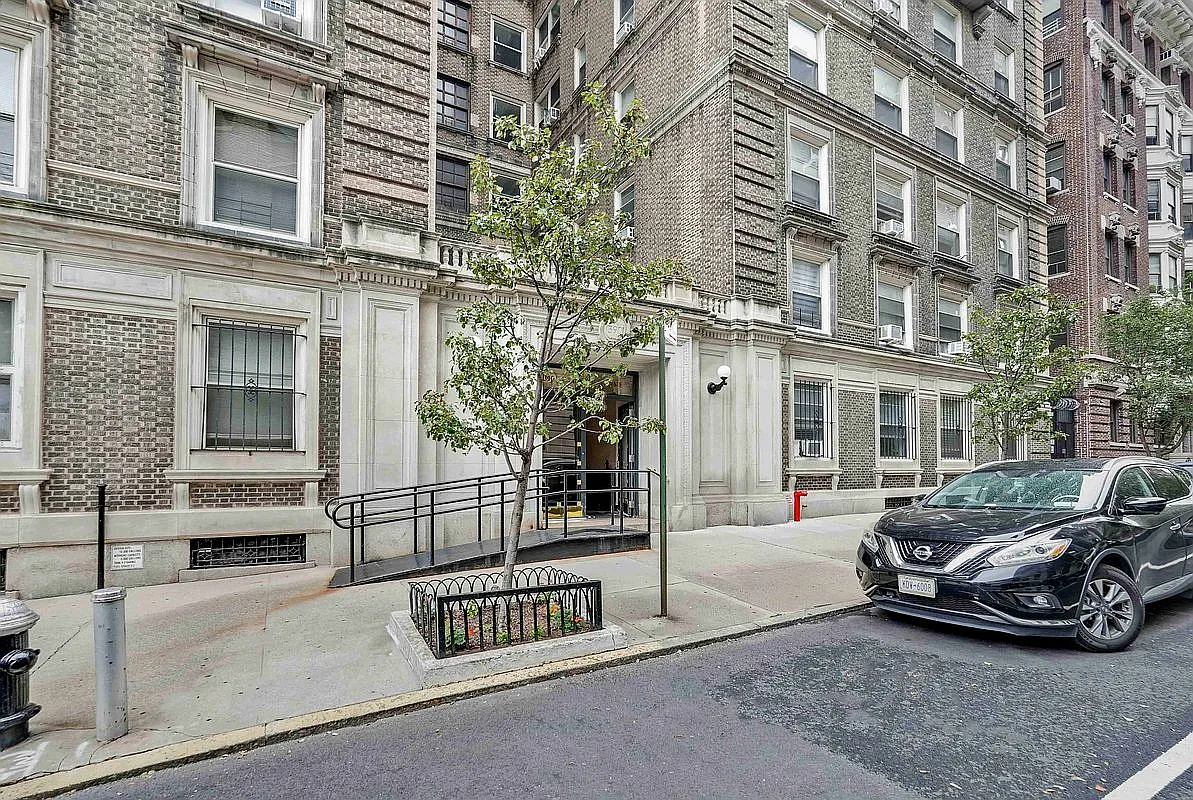 390 Riverside Dr APT 15D photo 1