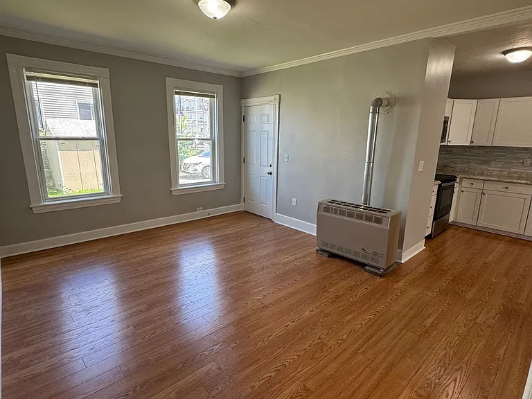 141 Laurel St — Photo 4