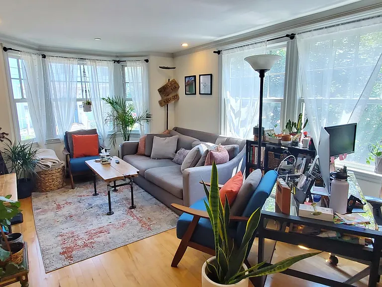 210 Erie St #1 — Photo 4