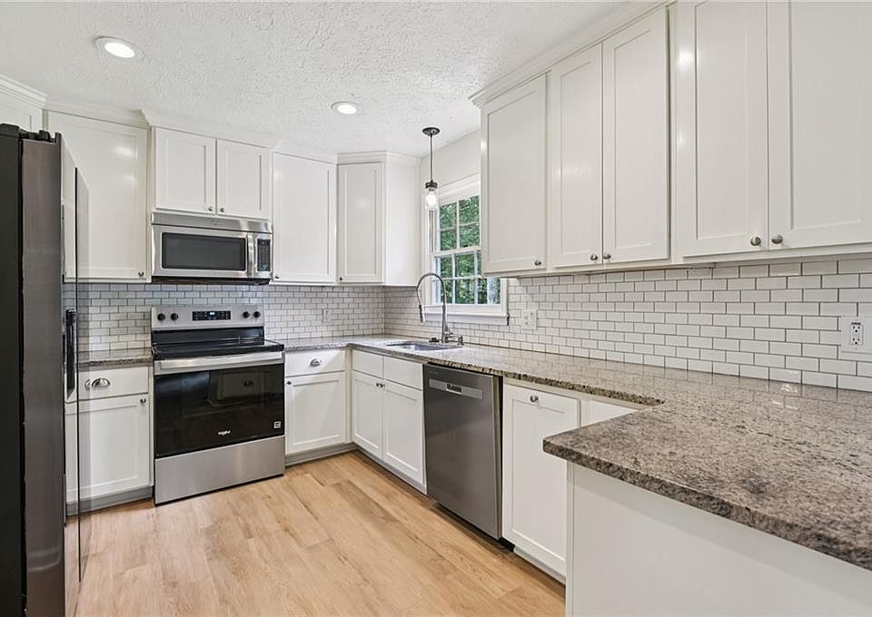 1st image of 230 Oakridge Dr SE