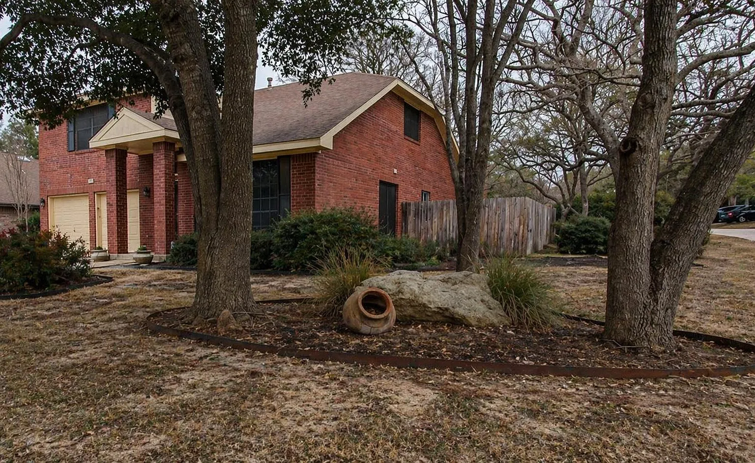 4 bed, 2.5 bath, 2325 sqft, $2,800 — Photo 2