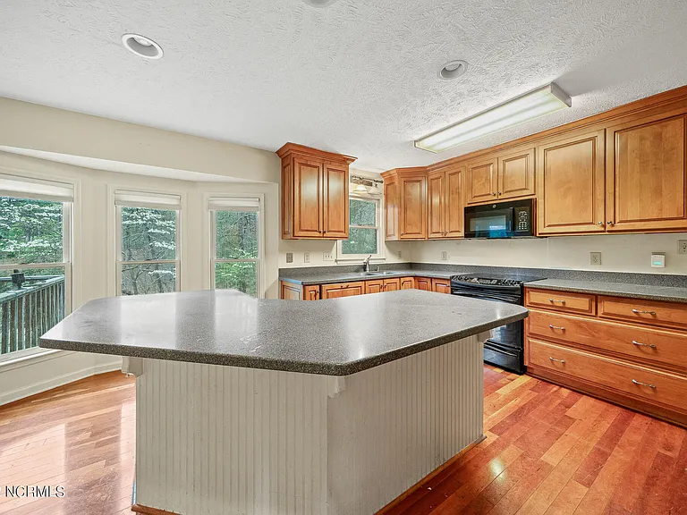 300 Clearfield Ln — Photo 5