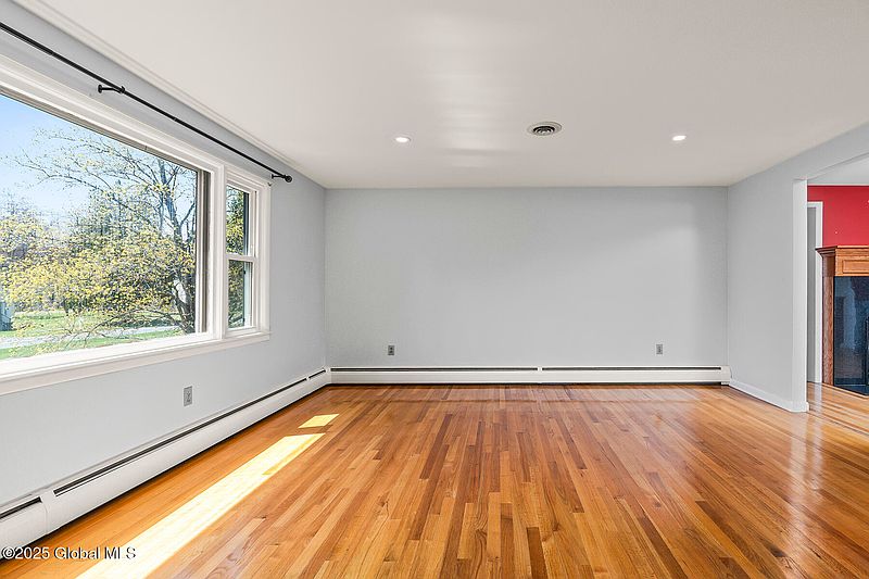 5th image of 263 Elm Ave. E