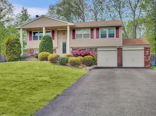 16 Nottingham Rd, Manalapan, NJ 07726