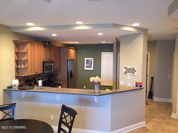 4th image of 251 Lakeside Dr #33