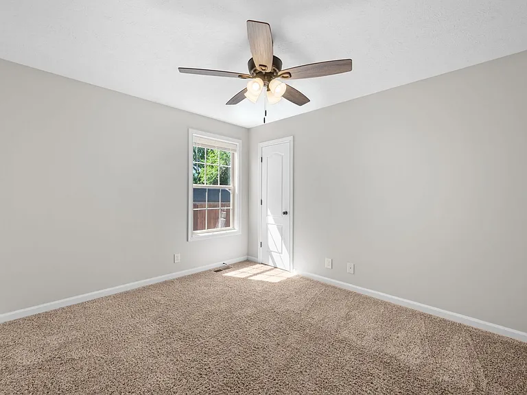 552 Falkland Cir — Photo 20