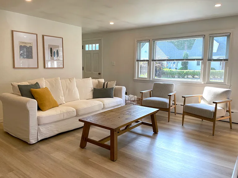 370 Wallis Rd — Photo 9
