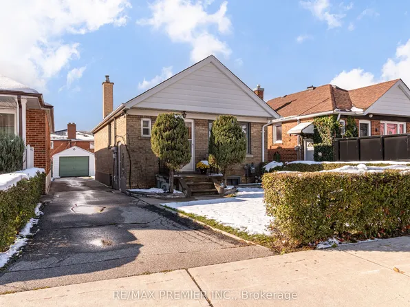 52 Richardson Ave, Toronto, ON M6M 3R9