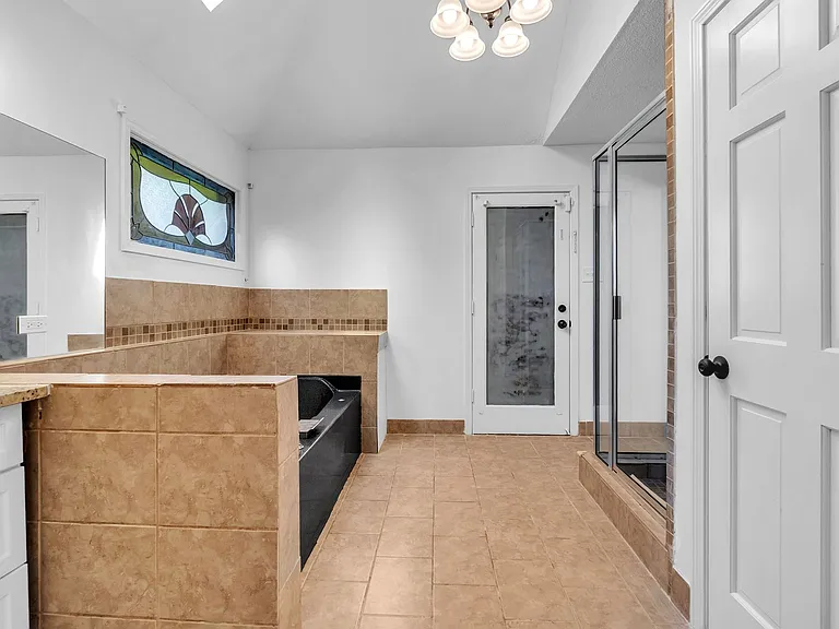 7347 Richmond Rd — Photo 10