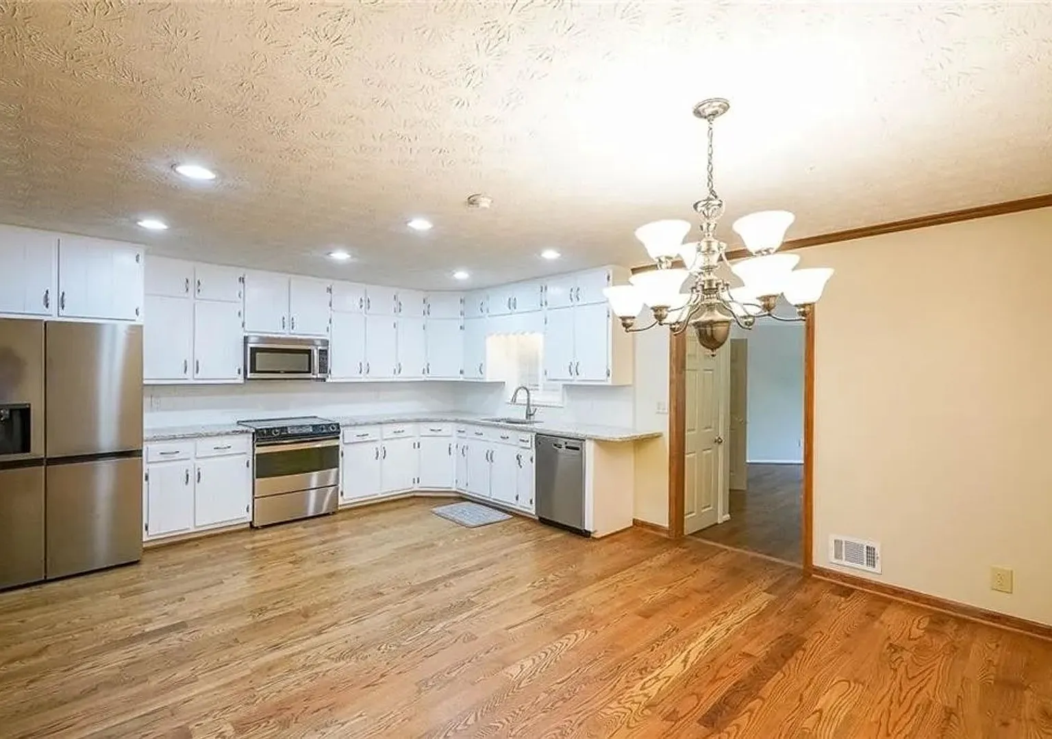 Room in 6 Bedroom Home in Lawrenceville — Photo 2