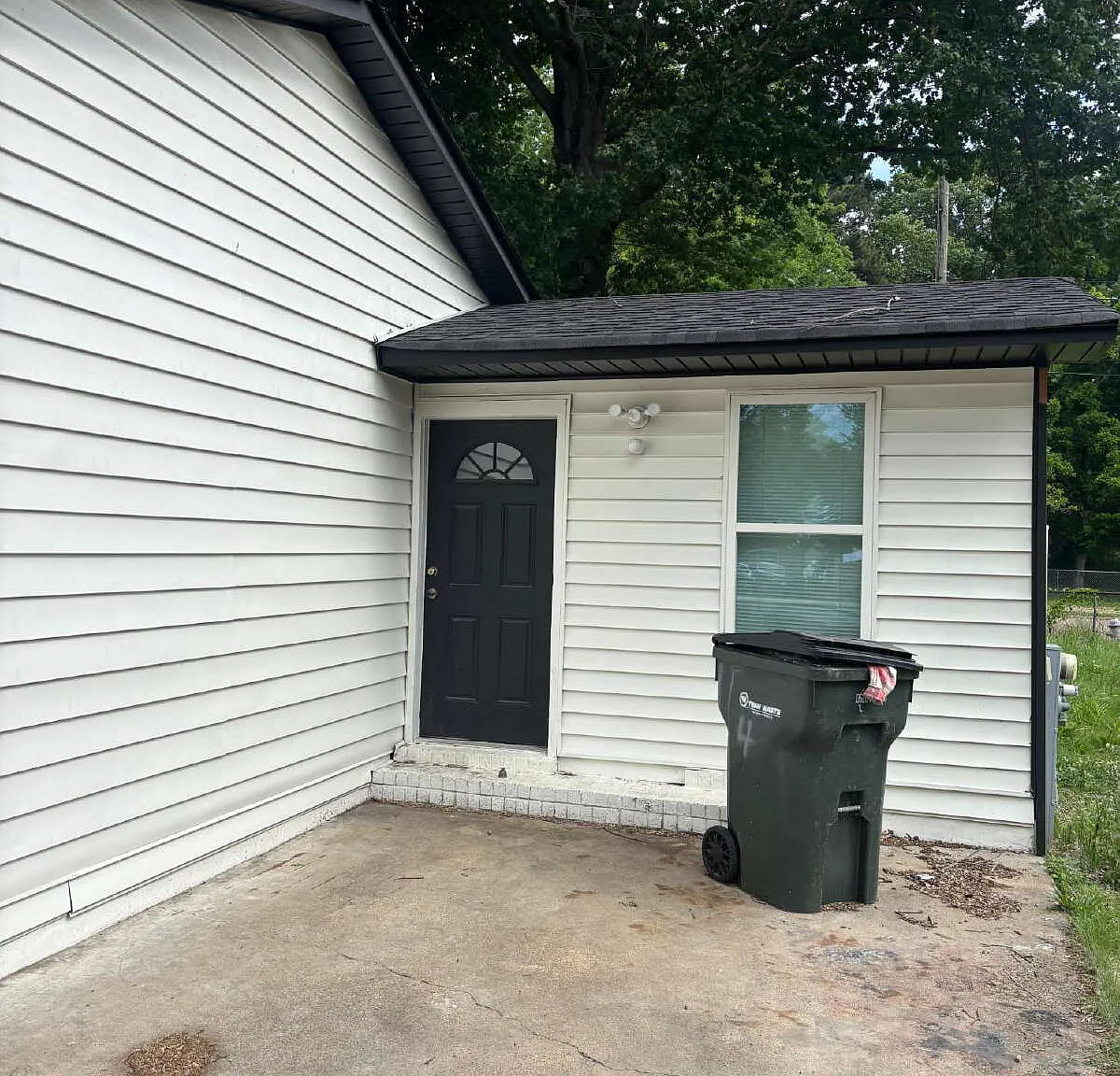 3 bed, 1.0 bath, $1,200 — Photo 2