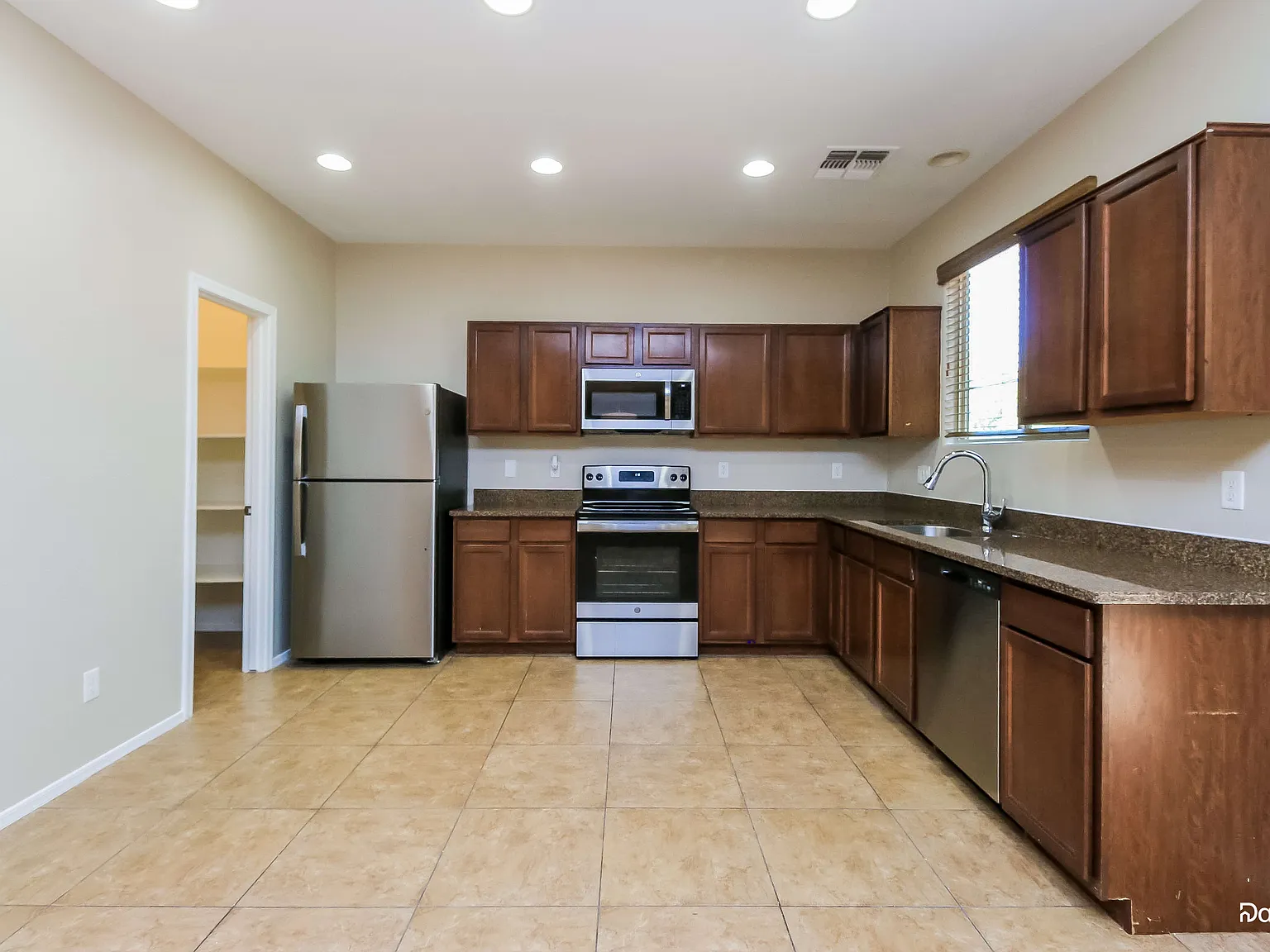 4 bed, 2.5 bath, 2381 sqft, $1,875 — Photo 2