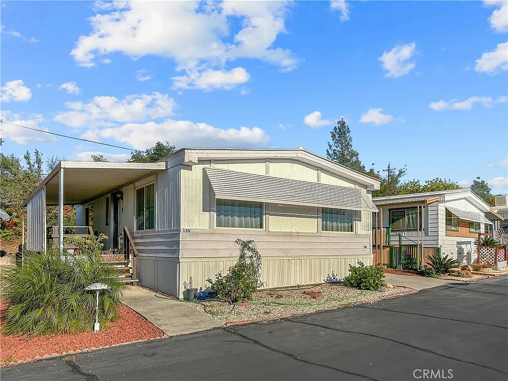 135 Sycamore Dr photo 1