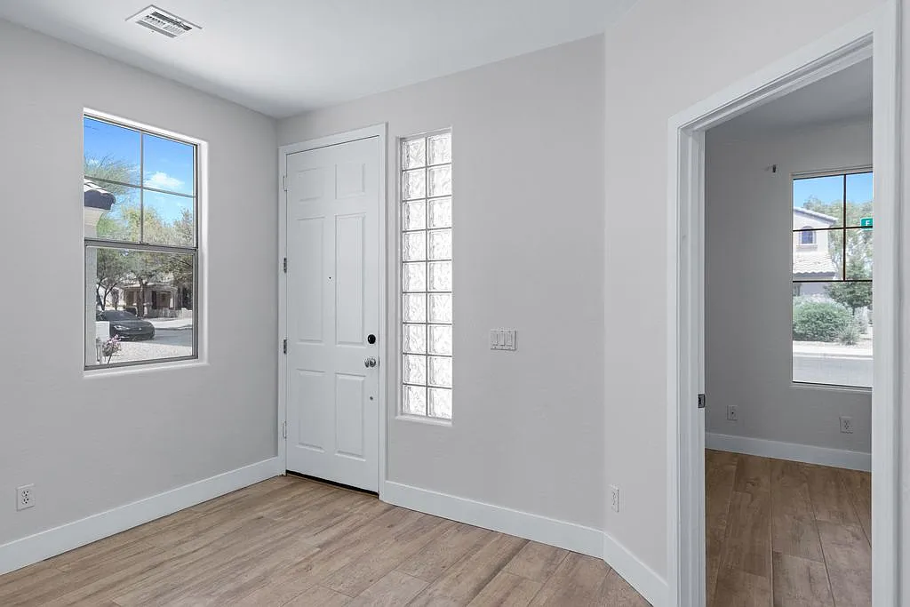 5 bed, 2517 sqft, $2,650 — Photo 2