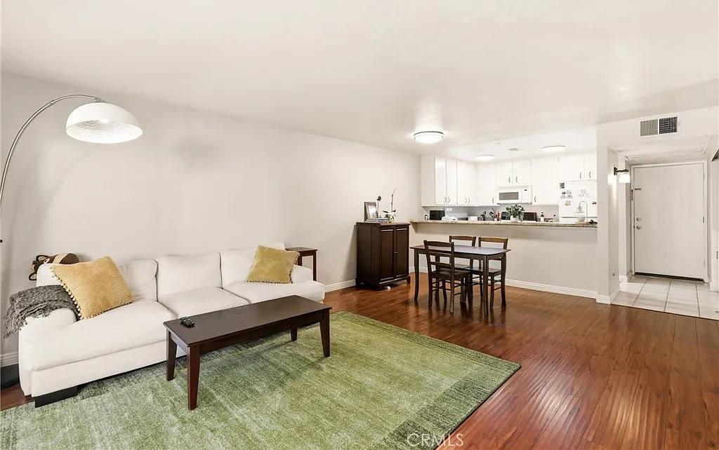 2 bed, 868 sqft, $2,850 — Photo 3