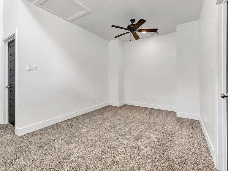 211 Lynn Dr — Photo 31