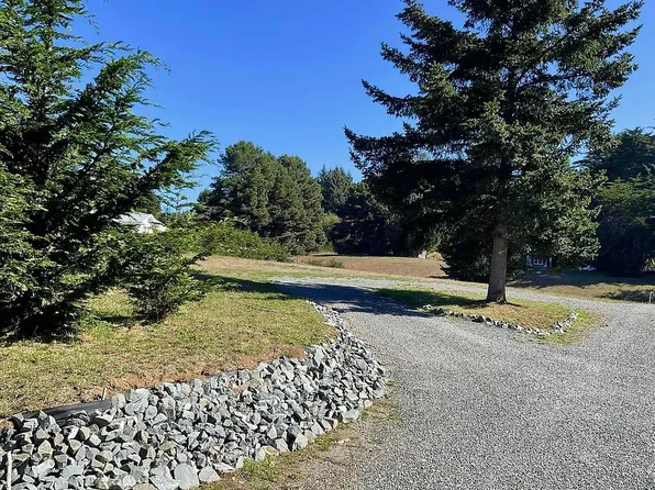 1825 Dixie Ln, McKinleyville, CA 95519