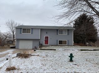 932 Maple St, Friend, NE 68359