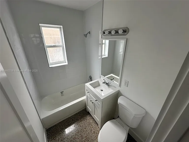 211 SW 18th Ave #2 — Photo 10