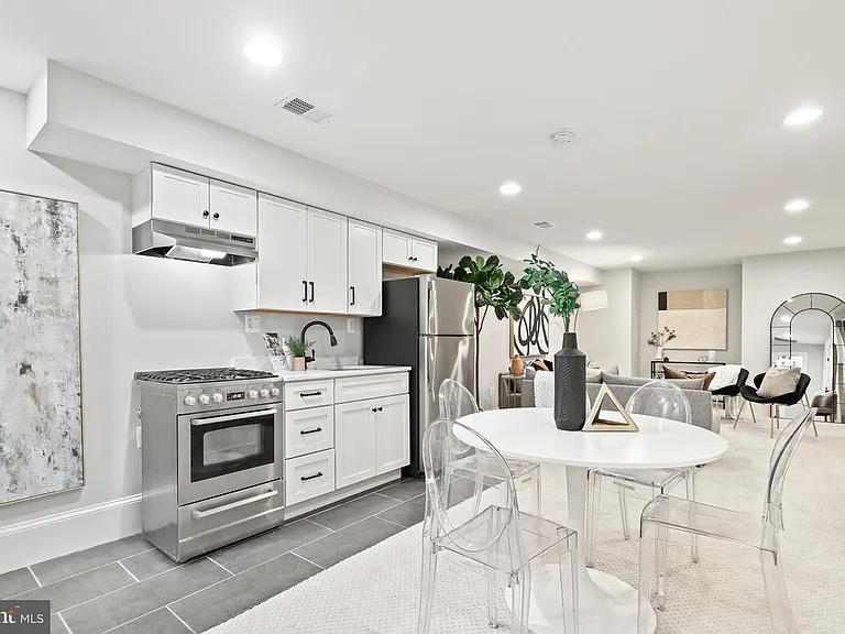 623 E St SE — Photo 40