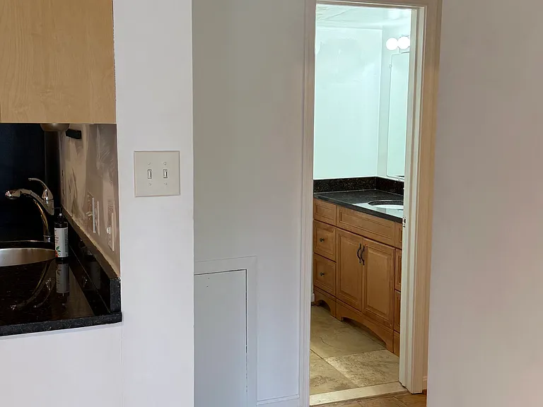 2911 Charing Cross Rd — Photo 21