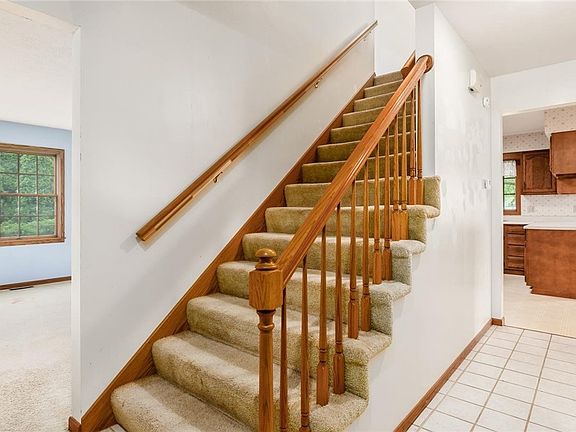 5th image of 995 Chaumont Dr