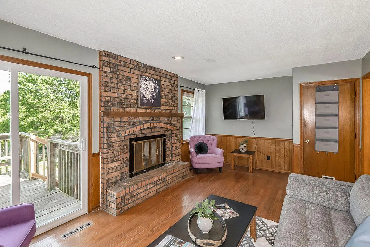 Modern Kansas City home with a prime location and stylish living spaces! — Photo 2