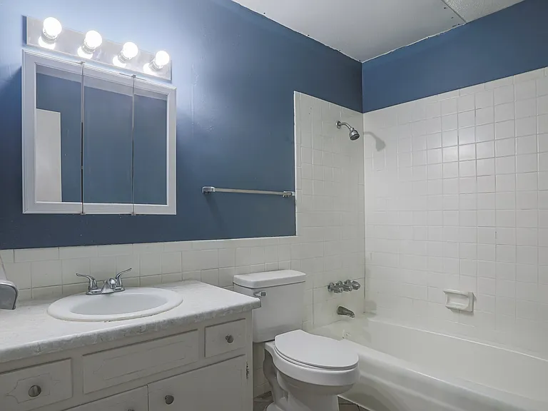Rivershore Apartments — Photo 18