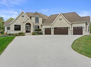 W336S981 Riemer Ct, Delafield, WI 53018