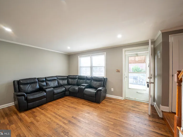 705 Eastshire Dr — Photo 4