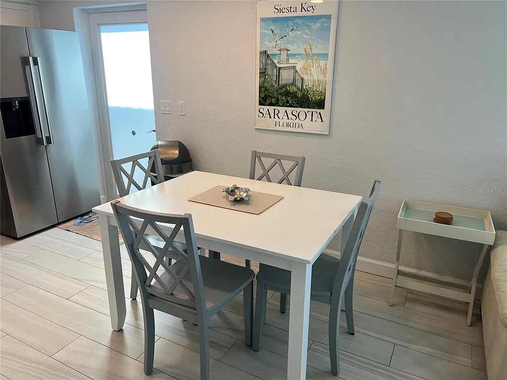2 bed, 2.0 bath, 1064 sqft, $8,970 — Photo 2