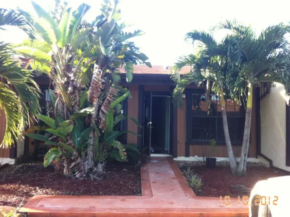 10180 E Cypress Ct, Pembroke Pines, FL 33026