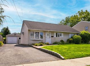 35 Vernon Street, Plainview, NY