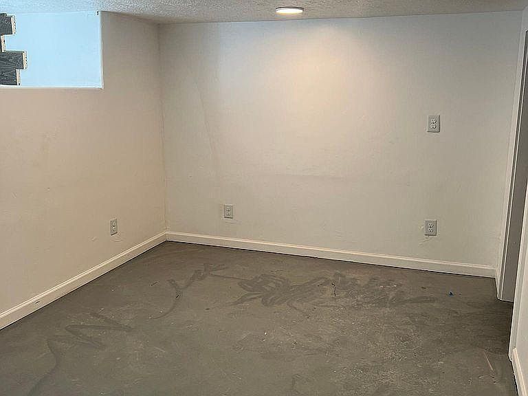 1st image of 907 E Lowell Ave