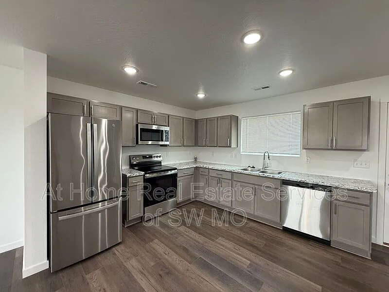 3 bed, 2.5 bath, 1600 sqft, $1,700 — Photo 4