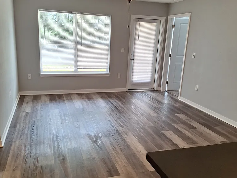 Bierhaus Flats Apartments — Photo 6