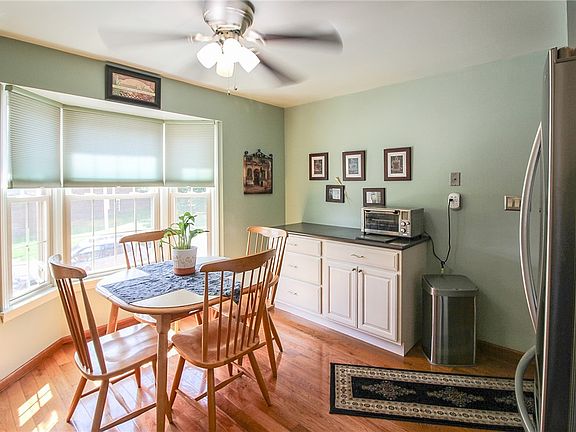 4th image of 195 London Towne Dr