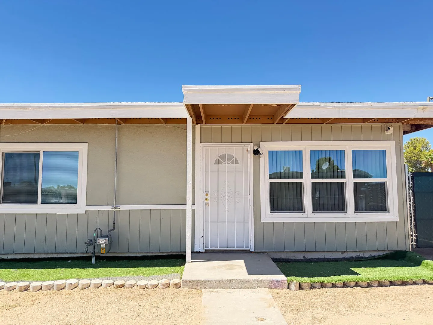 2 bedroom with outside shed and carport. — Photo 1